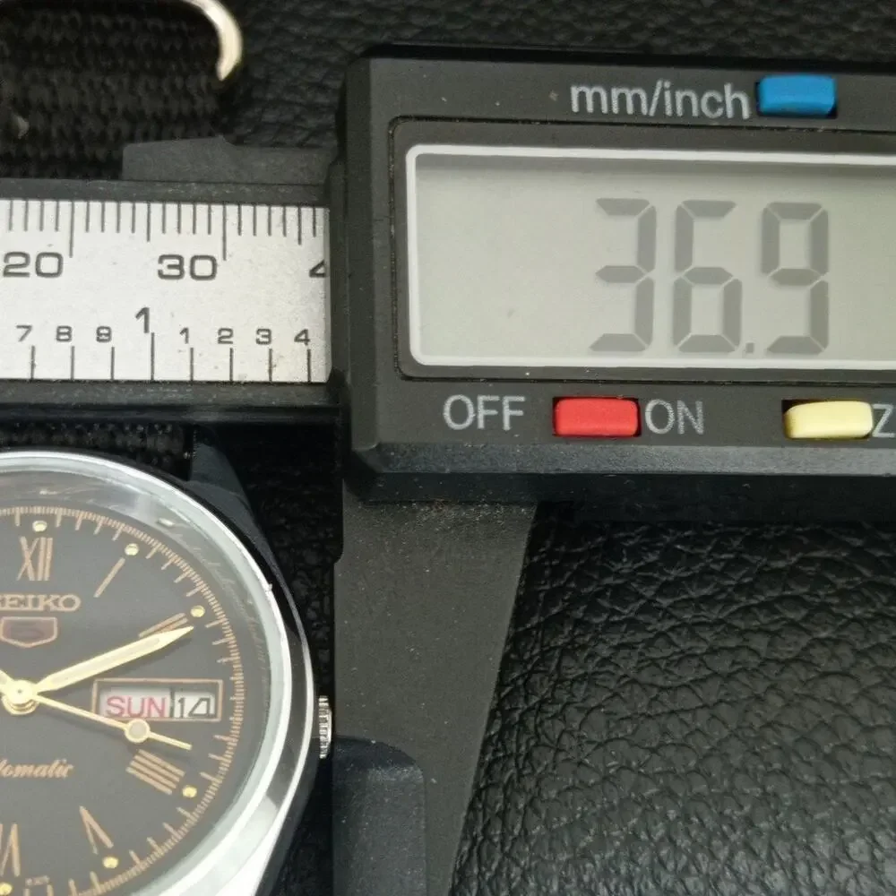 Vintage 1976 Seiko Automatic Mens Silver Watch W/daydate & Black accents